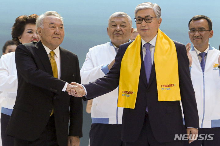 [누르술탄(카자흐스탄)=AP/뉴시스]지난 2019년 6월 7일 누르술탄 나자르바예프 전 대통령(왼쪽)이 카심-조마르트 토카예프 현 대통령(오른쪽)과 악수하고 있다. 2022.01.09.