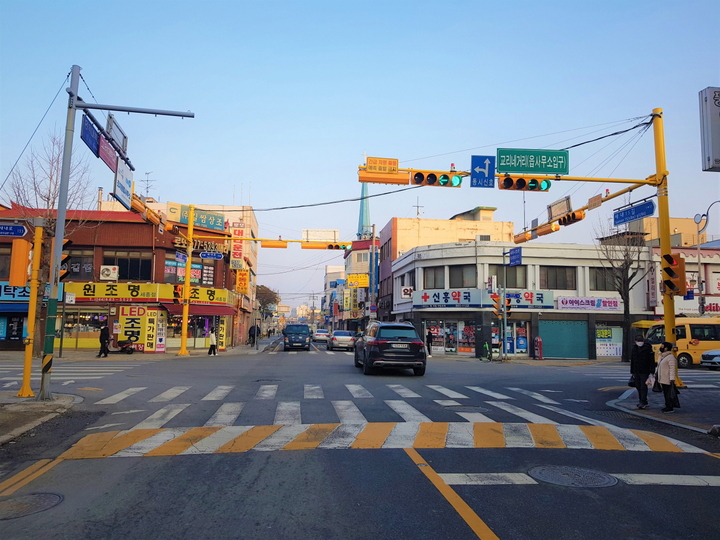 [뉴시스=세종]세종시 조치원읍 교동초등학교 앞 사거리에 설치된 노란신호등.2022.01.06.(사진=세종시 제공) *재판매 및 DB 금지