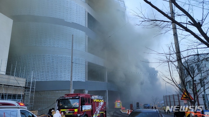 [평택=뉴시스] 경기 평택시 청북읍 한 냉동창고 신축공사장에서 불이 나 6일 오전 소방당국이 10시간여째 진화작업을 벌이고 있다. (사진=독자 제공) 2022.1.6. photo@newsis.com