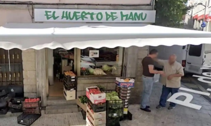 [서울=뉴시스] 이탈리아 마피아 조아키노 감미노(61)가 자신의 과일 가게 앞에서 마을 주민과 수다를 떨고 있다. 감미오는 20여 년 전 탈옥해 자취를 감추고 살던 중 구글 스트리트 뷰에 찍혀 지난 12월17일 경찰에 붙잡혔다. (출처 : 구글 스트리트뷰) 2022.01.06. *재판매 및 DB 금지