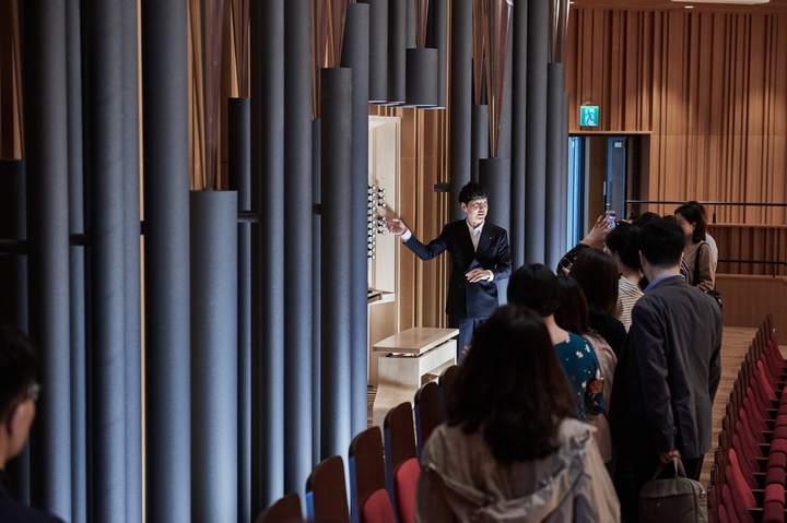 [서울=뉴시스]롯데콘서트홀의 스테이지 투어. 파이프 오르간을 설명하는 모습. (사진=롯데콘서트홀 제공) 2022.01.06. photo@newsis.com  *재판매 및 DB 금지