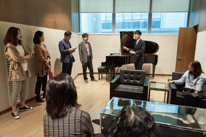 [서울=뉴시스]롯데콘서트홀의 스테이지 투어에서 연주자 대기실을 설명하는 모습. (사진=롯데콘서트홀 제공) 2022.01.06. photo@newsis.com  *재판매 및 DB 금지