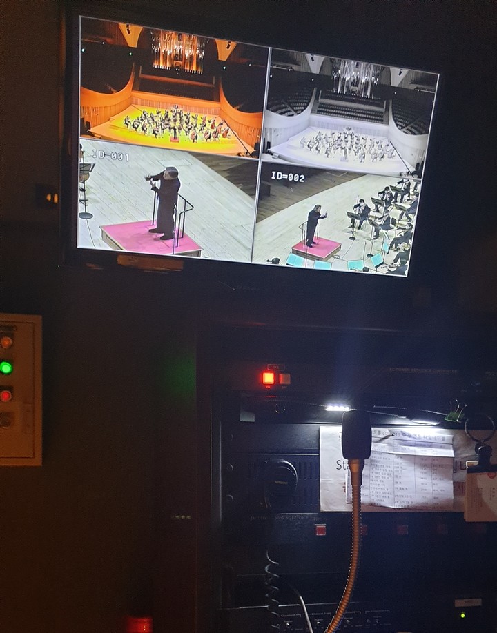 [서울=뉴시스]롯데콘서트홀의 스테이지 투어. 무대 전실의 SM(Stage Manage) 데스크. (사진=롯데콘서트홀 제공) 2022.01.06. photo@newsis.com  *재판매 및 DB 금지