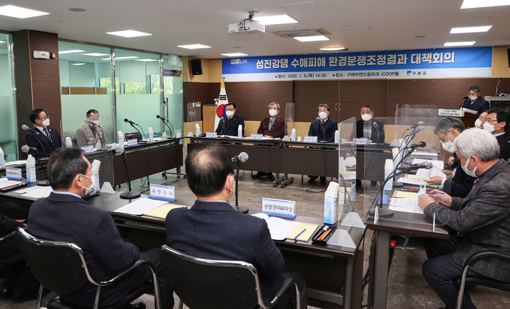 [구례=뉴시스] 김석훈 기자 = 전북 남원시·임실군·순창군, 전남 순천시·광양시·곡성군·구례군, 경남 하동군 등 영호남을 아우르는 시장·군수 및 시·군의회 의장이 6일 구례자연드림파크에서 홍수 피해 배상 결정에 대해 대책회의를 하고 있다. (사진=구례군청 제공) 2021.01.06. photo@newsis.com *재판매 및 DB 금지