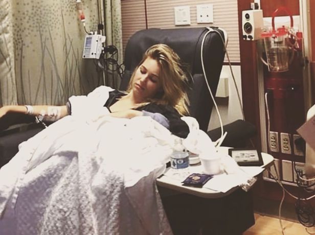 [서울=뉴시스] 미국 인플루언서 스테파니 마토(31)는 방귀 판매 사업으로 수억 원대 수익을 냈다. 그는 방귀 생산 과정에서 과도한 음식물 섭취로 인한 심장마비 증상으로 병원 신세를 지게 되면서 방귀 사업을 접었다. (출처 : 트위터) 2022.01.06. *재판매 및 DB 금지