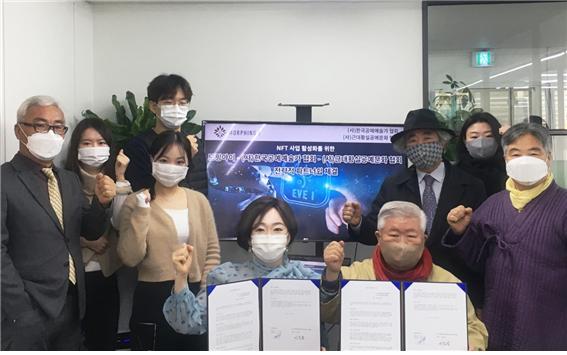 모핑아이 김기영(가운데 왼쪽) 대표와 이칠용(가운데 오른쪽) 근대황실공예문화협회 회장.(사진 : 모핑아이 제공)&nbsp; *재판매 및 DB 금지