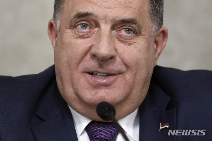 [사라예보(보스니아)=AP/뉴시스]보스니아헤르체고비나 내 세르비아계 지도자인 밀로라도 도디크 스릅스카공화국(SR) 대통령이 러시아로 도피했다. 사진은 도디크 대통령이 지난 2022년 11월 보스니아 수도 사라예보에서 기자회견을 하는 모습. 2022.01.06