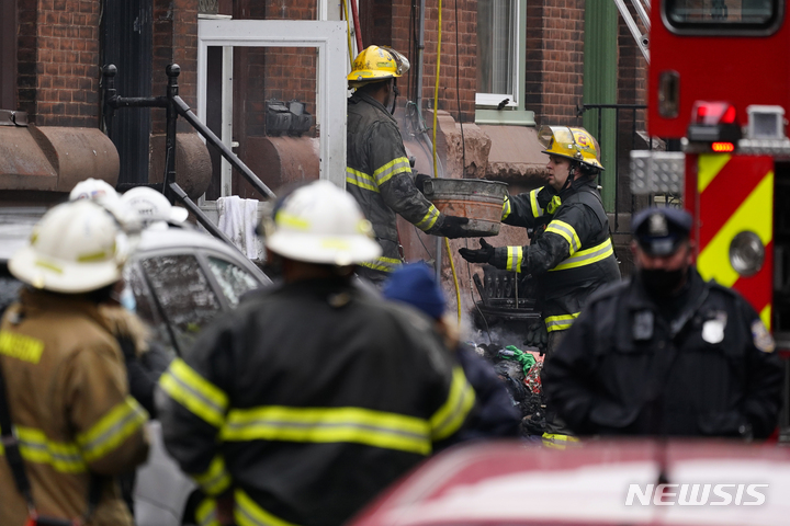 필라델피아 화재 건물붕괴로 소방관 7명 사상 