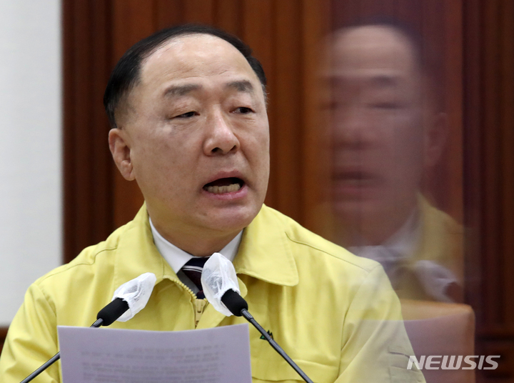 [서울=뉴시스] 조성우 기자 = 홍남기 경제부총리 겸 기획재정부 장관이 6일 오전 서울 종로구 정부서울청사에서 열린 제52차 비상경제 중앙대책본부(중대본) 회의에 참석해 발언하고 있다. (공동취재사진) 2022.01.06. photo@newsis.com