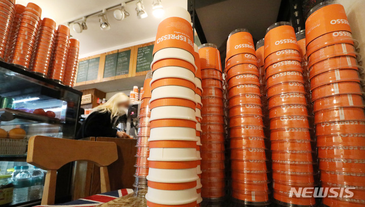 [서울=뉴시스] 홍효식 기자 = 환경부가 오는 4월부터 카페 등 식품접객업 매장 내 일회용 컵 사용 금지 등 내용을 담은 ‘일회용품 사용규제 제외대상’ 개정안을 고시한 지난 6일 서울 시내 한 카페에 일회용 컵이 가득 쌓여있다. 코로나19 등의 이유로 한시적으로 허용된 지 2년만에 다시 시행된다. 올해 11월24일부터는 일회용 종이컵과 플라스틱으로 만들어진 빨대나 젓는 막대도 사용 못 한다. '일회용품 사용규제 제외대상'은 올해 4월1일 적용하고, '시행규칙'은 올해 11월24일 시행할 예정이다. 2022.01.06. yesphoto@newsis.com