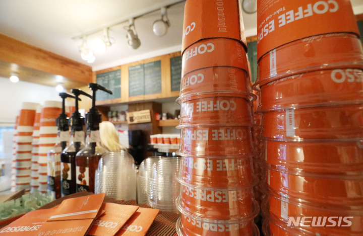 카페내 일회용컵 사용 안된다는데…업주는 "상관없어요"