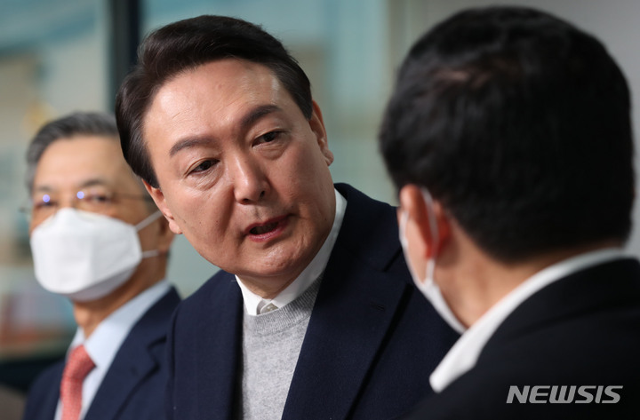 [서울=뉴시스] 국회사진기자단 = 윤석열 국민의힘 대선 후보가 6일 서울 여의도 당사에서 '신도시 재정비' 정책공약을 발표한 후 원희룡 정책본부장과 대화하고 있다. 2022.01.06. photo@newsis.com