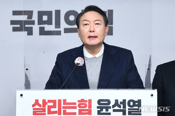 [서울=뉴시스] 국회사진기자단 = 윤석열 국민의힘 대선 후보가 6일 서울 여의도 당사에서 '신도시 재정비' 정책공약을 발표하고 있다. 2022.01.06. photo@newsis.com