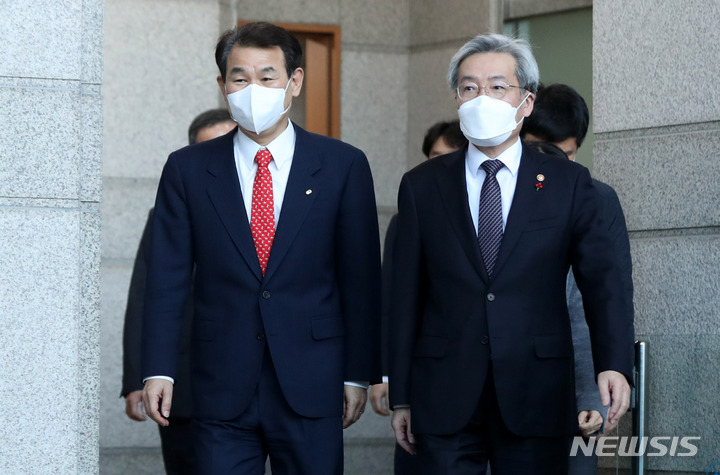 [서울=뉴시스] 추상철 기자 = 정은보(왼쪽) 금융감독원장과 고승범 금융위원장이 6일 오전 서울 영등포구 여의도 금융감독원에서 신년회동을 마친후 이동하고 있다. 2022.01.06. scchoo@newsis.com