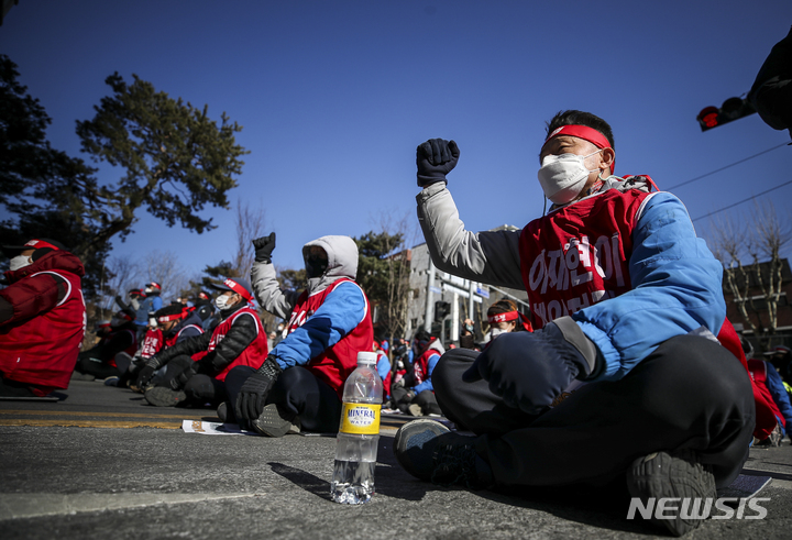 [서울=뉴시스] 정병혁 기자 = 민주노총 전국택배노동조합 CJ대한통운 택배 노동자들이 6일 오후 서울 중구 CJ그룹 본사 앞에서 열린 CJ대한통운 총파업 끝장단식 선포 및 4차 총파업 결의대회에서 구호를 외치고 있다. 2021.01.06. jhope@newsis.com