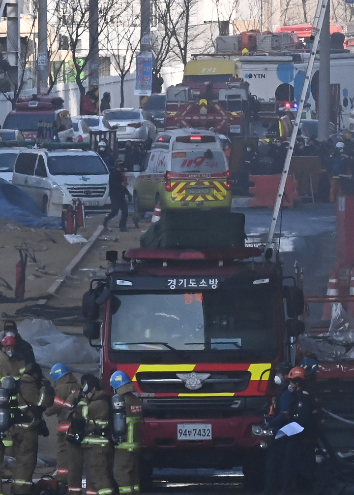 .[평택=뉴시스] 김종택기자 = 6일 오후 경기도 평택시 청북읍 냉동창고 화재현장에서 진화작업을 하다가 숨진 소방관의 시신이 119 구급차량으로 이송되고 있다. 2022.01.06. jtk@newsis.com