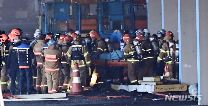 [평택=뉴시스] 김종택기자 = 6일 오후 경기도 평택시 청북읍 한 냉동창고 화재현장에서 진화작업을 벌이다 숨진 소방관의 시신이 병원으로 이송되고 있다. 2022.01.06. jtk@newsis.com