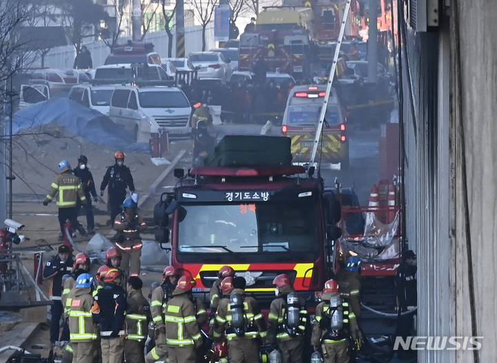 .[평택=뉴시스] 김종택기자 = 6일 오후 경기도 평택시 청북읍 한 냉동창고 신축공사장 화재현장에서 진화작업을 벌이다 숨진 소방관의 시신이 119 구급차량에 이송되고 있다. 2022.01.06. jtk@newsis.com