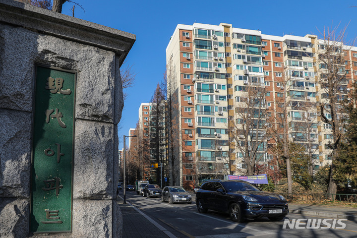 [서울=뉴시스] 권창회 기자 = 서울 아파트값 상승세가 주춤하지만 강남권은 여전히 신고가 행렬이 이어지고 있다. 국토교통부 실거래가 공개시스템에 따르면 지난달 18일 서울 강남구 압구정동 '현대2차' 전용 160.28㎡는 60억 2,000만원에 거래됐다. 직전 최고가 58억원보다 2억2,000만원 상승한 신고가 거래다. 사진은 6일 오후 서울 강남구 압구정 현대 아파트 모습. 2022.01.06. kch0523@newsis.com