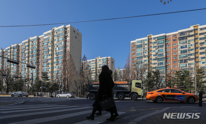 [서울=뉴시스] 권창회 기자 = 서울 아파트값 상승세가 주춤하지만 강남권은 여전히 신고가 행렬이 이어지고 있다. 국토교통부 실거래가 공개시스템에 따르면 지난달 18일 서울 강남구 압구정동 '현대2차' 전용 160.28㎡는 60억 2,000만원에 거래됐다. 직전 최고가 58억원보다 2억2,000만원 상승한 신고가 거래다. 사진은 6일 오후 서울 강남구 압구정 현대 아파트 모습. 2022.01.06. kch0523@newsis.com