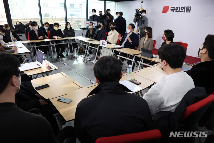 [서울=뉴시스] 국회사진기자단 = 윤석열 국민의힘 대선 후보가 6일 오후 서울 여의도 당사에서 열린 청년보좌역들과의 간담회에서 발언하고 있다. 2022.01.06. photo@newsis.com