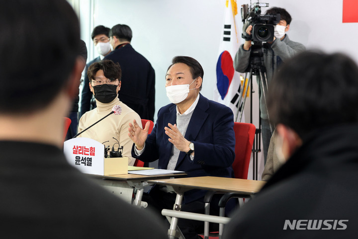 [서울=뉴시스] 국회사진기자단 = 윤석열 국민의힘 대선 후보가 6일 오후 서울 여의도 당사에서 열린 청년보좌역들과의 간담회에서 질문에 답변하고 있다. 2022.01.06. photo@newsis.com