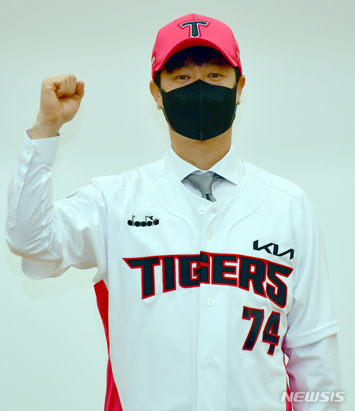 [광주=뉴시스] 류형근 기자 = 6일 오후 광주 서구 기아자동차 오토랜드 대강당에서 열린 KIA 타이거즈 김종국 감독 취임식에서 유니폼을 입은 김 감독이 선전을 다짐하고 있다. 2022.01.06. hgryu77@newsis.com