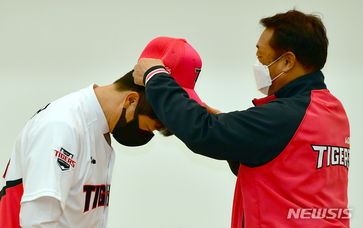 [광주=뉴시스] 류형근 기자 = 6일 오후 광주 서구 기아자동차 오토랜드 대강당에서 열린 KIA 타이거즈 김종국 감독 취임식에서 최준영 대표이사가 모자를 씌워주고 있다. 2022.01.06. hgryu77@newsis.com