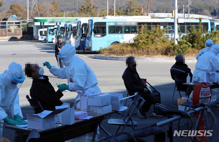 [부산=뉴시스] 하경민 기자 = 부산 금정구보건소 관계자들이 6일 오후 부산의 한 시내버스 차고지에서 기사들을 상대로 코로나19 주기적 전수검사를 진행하고 있다. 금정구 소재 사업장 내 운수업체 3곳의 종사자 11명과 접촉자 2명 등 13명이 잇달아 코로나19에 감염됐으며, 이 중 3명이 오미크론 변이 바이러스 확정 사례로 확인돼 나머지 확진자 전원을 오미크론 변이의 역학적 연관 사례로 분류했다고 부산시는 밝혔다. 2022.01.06. yulnetphoto@newsis.com