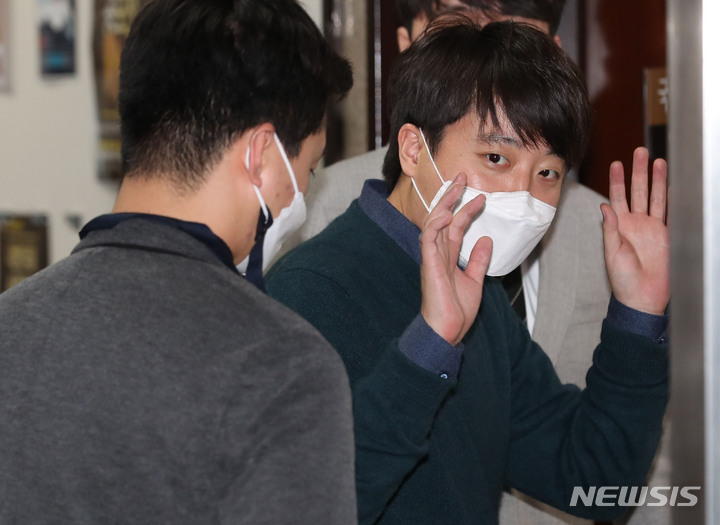 [서울=뉴시스] 최진석 기자 = 이준석 국민의힘 대표가 6일 오후 서울 여의도 국회에서 발언을 마친 뒤 당대표실로 들어가고 있다. (공동취재사진) 2022.01.06. photo@newsis.com