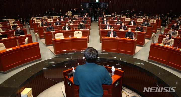 [서울=뉴시스] 김선웅 기자 = 이준석 국민의힘 대표가 6일 오후 서울 여의도 국회에서 열린 의원총회에서 발언하고 있다. (공동취재사진) 2022.01.06. photo@newsis.com