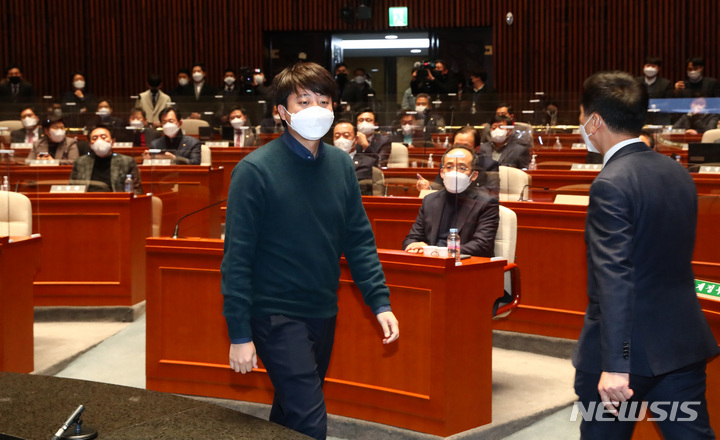 [서울=뉴시스] 김선웅 기자 = 이준석 국민의힘 대표가 6일 오후 서울 여의도 국회에서 열린 의원총회에서 발언을 하기 위해 단상으로 향하고 있다. (공동취재사진) 2022.01.06. photo@newsis.com