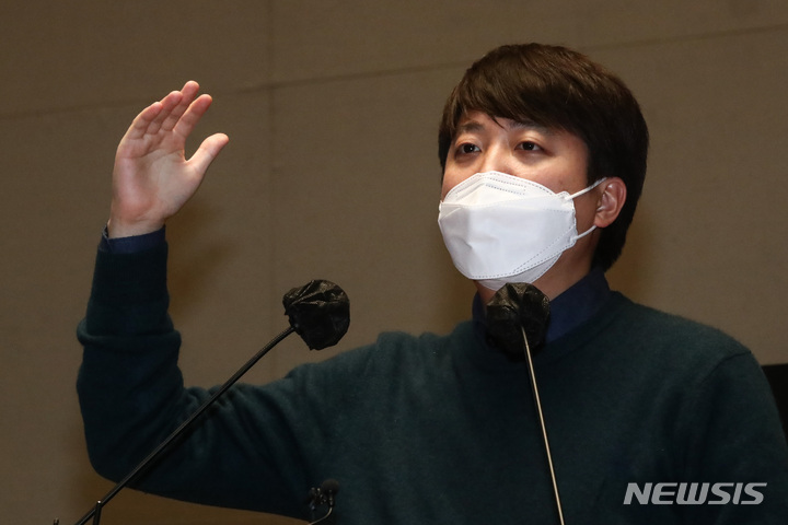 [서울=뉴시스] 김선웅 기자 = 이준석 국민의힘 대표가 6일 오후 서울 여의도 국회에서 열린 의원총회에서 발언하고 있다. (공동취재사진) 2022.01.06. photo@newsis.com