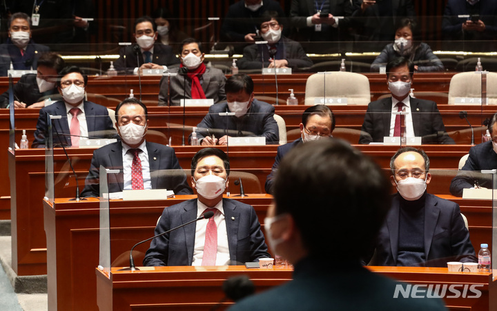 [서울=뉴시스] 김선웅 기자 = 이준석 국민의힘 대표가 6일 오후 서울 여의도 국회에서 열린 의원총회에서 발언하고 있다. (공동취재사진) 2022.01.06. photo@newsis.com