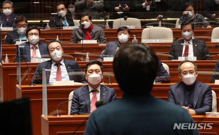 [서울=뉴시스] 김선웅 기자 = 이준석 국민의힘 대표가 6일 오후 서울 여의도 국회에서 열린 의원총회에서 발언하고 있다. (공동취재사진) 2022.01.06. photo@newsis.com