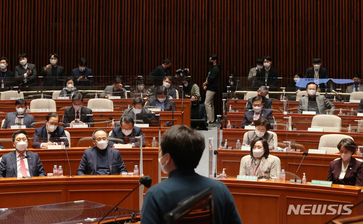 [서울=뉴시스] 김선웅 기자 = 이준석 국민의힘 대표가 지난 1월6일 오후 서울 여의도 국회에서 열린 의원총회에서 발언하고 있다. (공동취재사진) 2022.01.06. photo@newsis.com