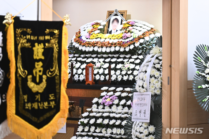 [평택=뉴시스] 김종택 기자 = 경기도 평택시 신축 공사장 화재현장에서 순직한 고 이형석 소방경의 빈소가 6일 오후 평택 제일장례식장에 마련돼 있다. 2022.01.06. jtk@newsis.com