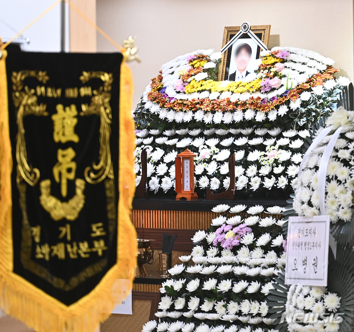 [평택=뉴시스] 김종택 기자 = 경기도 평택시 신축 공사장 화재현장에서 순직한 고 이형석 소방경의 빈소가 6일 오후 평택 제일장례식장에 마련돼 있다. 2022.01.06. jtk@newsis.com