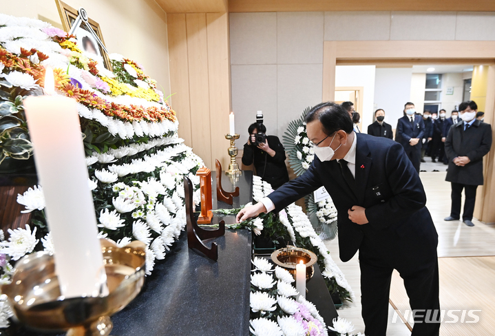 [평택=뉴시스] 김종택기자 = 김부겸 국무총리가 6일 오후 경기도 평택 제일장례식장에 마련된 고 이형석 소방경의 빈소를 찾아 조문하고 있다. 2022.01.06. jtk@newsis.com