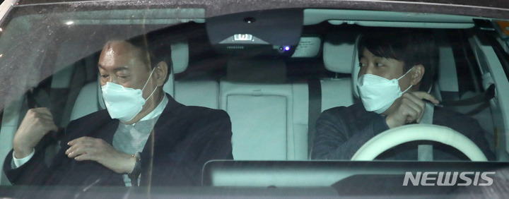 [서울=뉴시스] 김선웅 기자 = 윤석열 국민의힘 대선 후보와 이준석 대표가 6일 오후 서울 여의도 국회에서 열린 의원총회를 마친 후 차량에 탑승하고 있다. 2022.01.06. mangusta@newsis.com