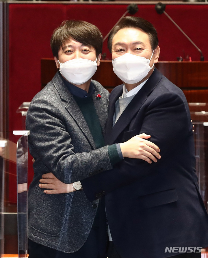 [서울=뉴시스] 김선웅 기자 = 윤석열 국민의힘 대선 후보와 이준석 대표가 6일 오후 서울 여의도 국회에서 열린 의원총회에서 포옹하고 있다. (공동취재사진) 2022.01.06. photo@newsis.com
