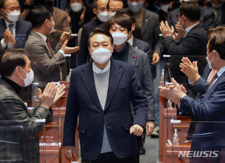 [서울=뉴시스] 김선웅 기자 = 윤석열 국민의힘 대선 후보와 이준석 대표가 6일 오후 서울 여의도 국회에서 열린 의원총회에 참석하고 있다. (공동취재사진) 2022.01.06. photo@newsis.com