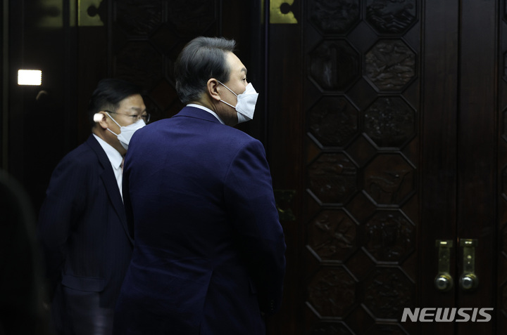 [서울=뉴시스] 김선웅 기자 = 윤석열 국민의힘 대선 후보가 6일 오후 서울 여의도 국회에서 이준석 대표와 만나기 위해 이동하고 있다. (공동취재사진) 2022.01.06. photo@newsis.com