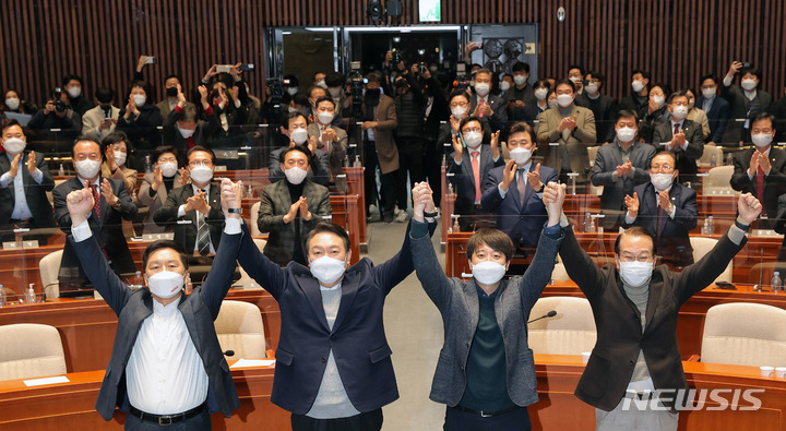 [서울=뉴시스] 김선웅 기자 = 윤석열 국민의힘 대선 후보와 이준석 대표가 6일 오후 서울 여의도 국회에서 열린 의원총회에서 손을 맞잡고 있다. 왼쪽부터 김기현 원내대표, 윤 후보, 이 대표, 권영세 선대본부장. (공동취재사진) 2022.01.06. photo@newsis.com
