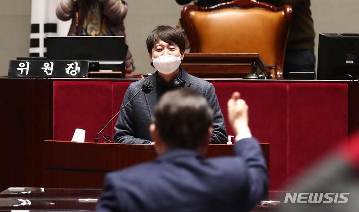 [서울=뉴시스] 김선웅 기자 = 윤석열 국민의힘 대선 후보 6일 오후 서울 여의도 국회에서 열린 의원총회에서 이준석 대표의 발언을 들으며 엄지를 치켜세우고 있다. (공동취재사진) 2022.01.06. photo@newsis.com