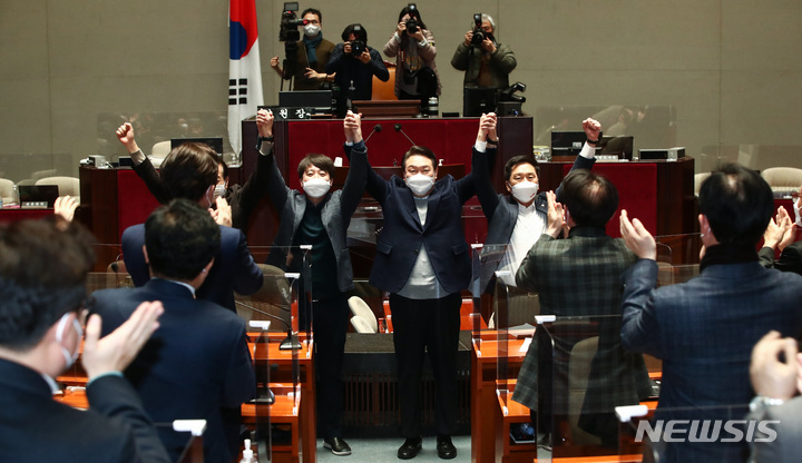 [서울=뉴시스] 김선웅 기자 = 윤석열 국민의힘 대선 후보와 이준석 대표가 6일 오후 서울 여의도 국회에서 열린 의원총회에서 손을 맞잡고 있다. 오른쪽부터 김기현 원내대표, 윤 후보, 이 대표, 권영세 선대본부장. (공동취재사진) 2022.01.06. photo@newsis.com