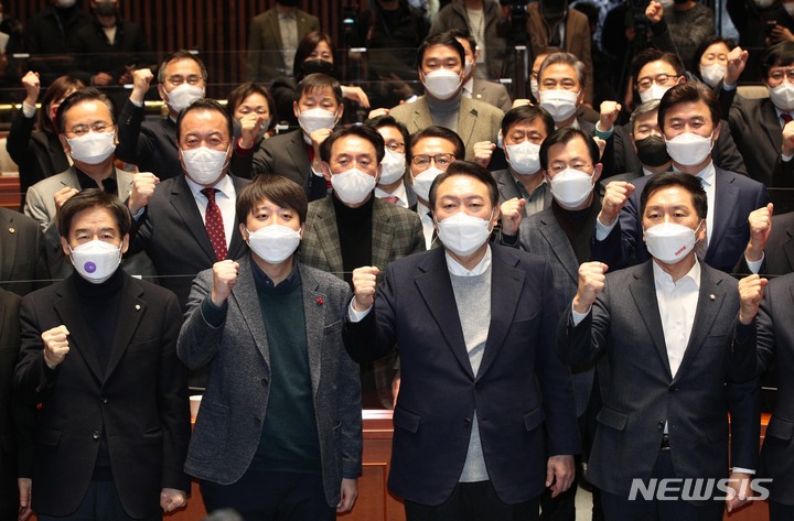[서울=뉴시스] 김선웅 기자 = 윤석열 국민의힘 대선 후보와 이준석 대표 및 의원들이 6일 오후 서울 여의도 국회에서 열린 의원총회를 마친 후 대선 승리를 다짐하고 있다. (공동취재사진) 2022.01.06. photo@newsis.com