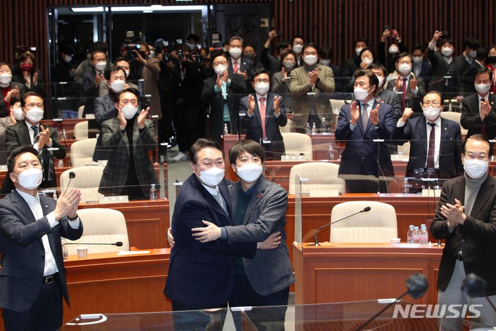 [서울=뉴시스] 김선웅 기자 = 윤석열 국민의힘 대선 후보와 이준석 대표가 6일 오후 서울 여의도 국회에서 열린 의원총회에서 포옹하고 있다. (공동취재사진) 2022.01.06. photo@newsis.com