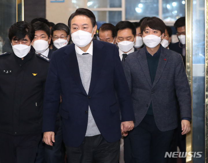 [평택=뉴시스] 김종택기자 = 국민의힘 윤석열 대선 후보와 이준석 대표가 6일 오후 경기도 평택 제일장례식장에 마련된 고 이형석 소방경의 조문을 마친 뒤 빈소를 나서고 있다. 2022.01.06.jtk@newsis.com