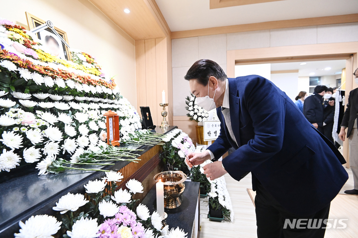 [평택=뉴시스] 김종택기자 = 국민의힘 윤석열 대선 후보가 6일 오후 경기도 평택 제일장례식장에 마련된 고 이형석 소방경의 빈소를 찾아 조문하고 있다. 2022.01.06. jtk@newsis.com